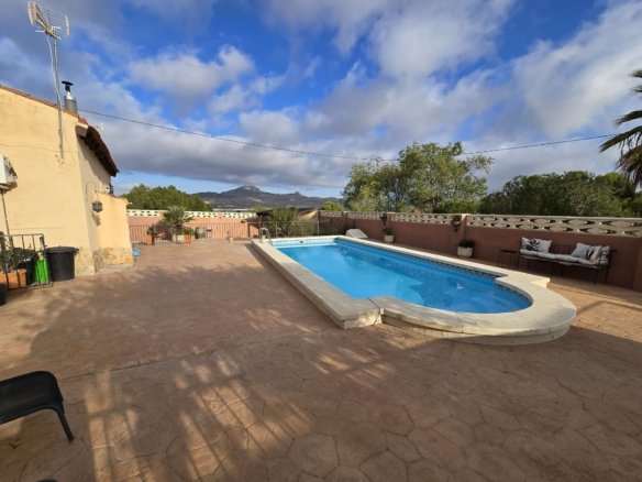 5 Bedroom 3 Bathroom Detached Villa in Sax - Caza De Casa