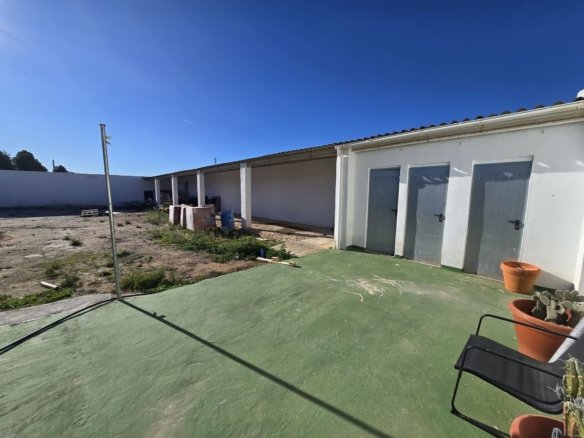 1 Bathroom Commercial in Sax - Caza De Casa