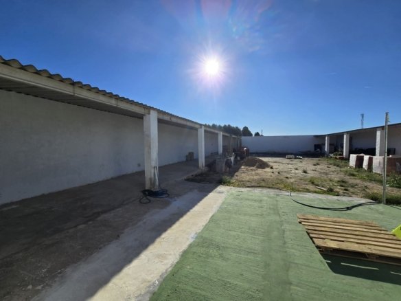 1 Bathroom Commercial in Sax - Caza De Casa