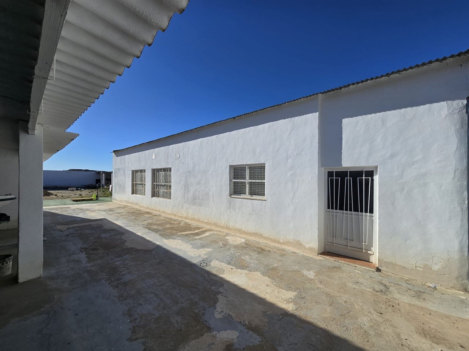 1 Bathroom Commercial in Sax - Caza De Casa