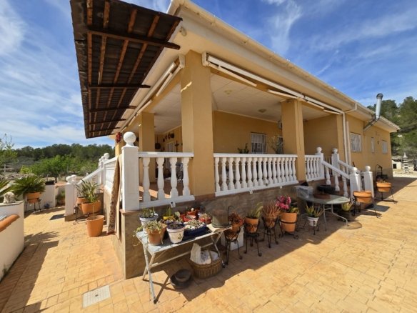 4 Bedroom 3 Bathroom Detached Villa in Sax - Caza De Casa