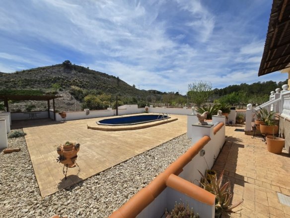 4 Bedroom 3 Bathroom Detached Villa in Sax - Caza De Casa