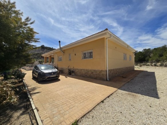 4 Bedroom 3 Bathroom Detached Villa in Sax - Caza De Casa