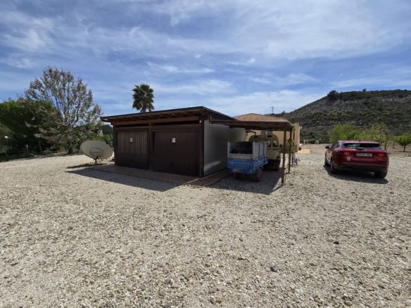 4 Bedroom 3 Bathroom Detached Villa in Sax - Caza De Casa