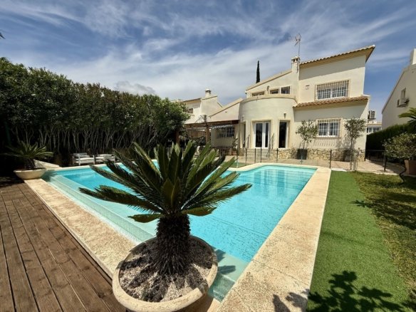 4 Bedroom 3 Bathroom Villa in Orihuela Costa - Caza De Casa