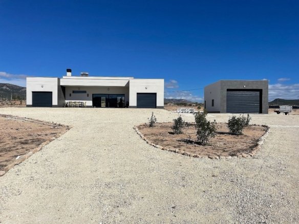 4 Bedroom 3 Bathroom Detached Villa in Pinoso - Caza De Casa
