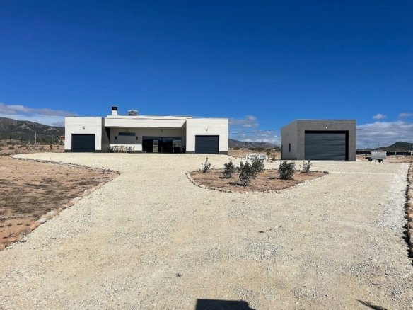 4 Bedroom 3 Bathroom Detached Villa in Pinoso - Caza De Casa