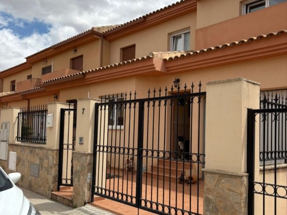 4 Bedroom 2 Bathroom Townhouse in Pinoso - Caza De Casa