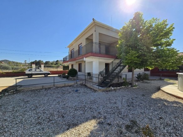 6 Bedroom 2 Bathroom Detached Villa in Monovar - Caza De Casa