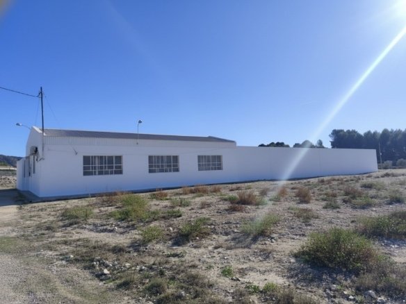 1 Bathroom Commercial in Sax - Caza De Casa