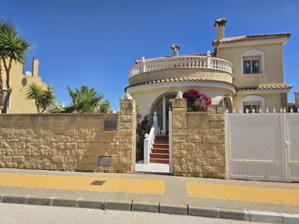 5 Bedroom 4 Bathroom Detached Villa in Monforte Del Cid - Caza De Casa