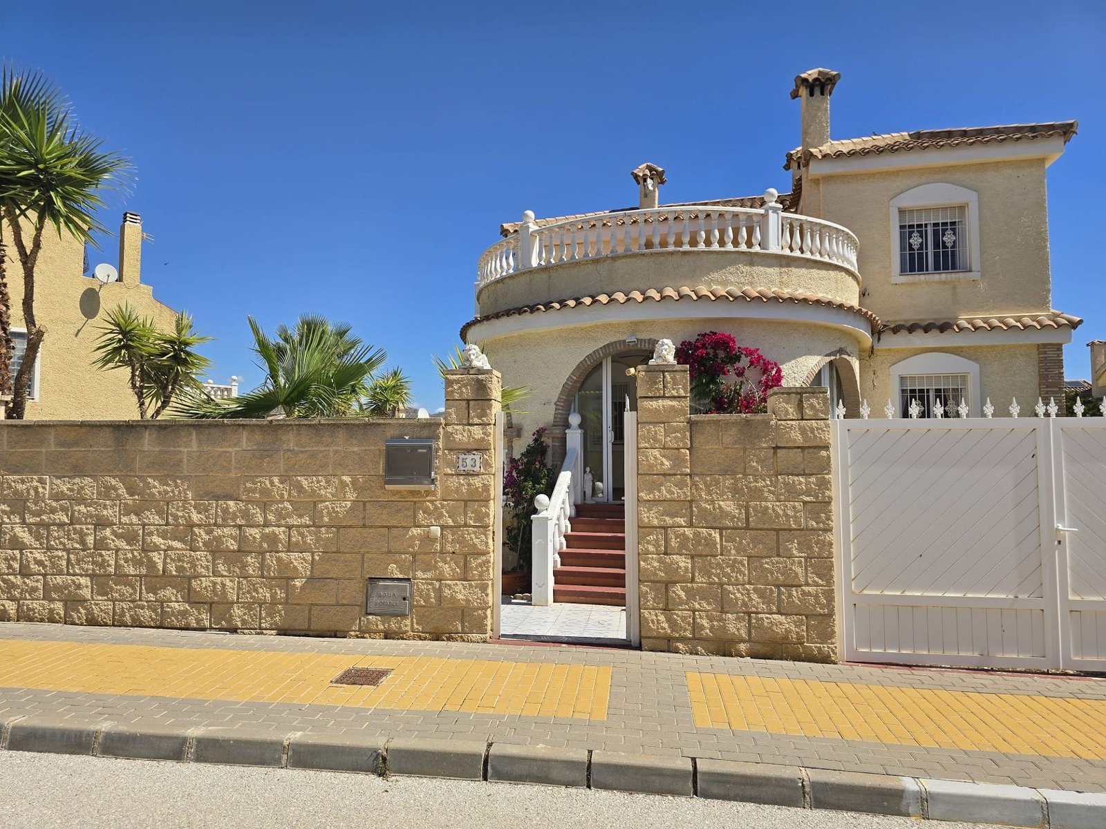 5 Bedroom 4 Bathroom Detached Villa in Monforte Del Cid - Caza De Casa