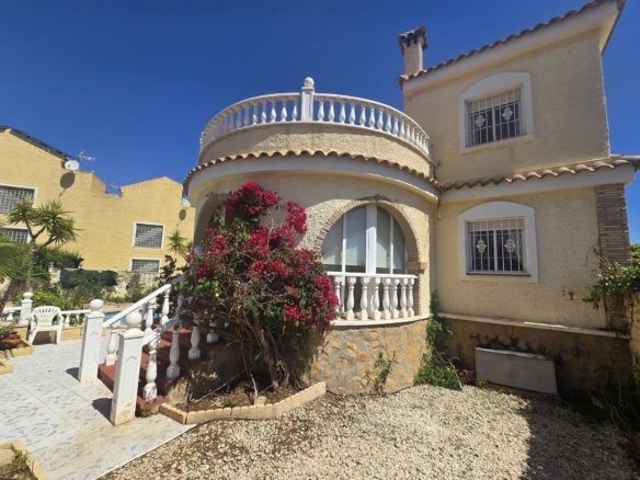 5 Bedroom 4 Bathroom Detached Villa in Monforte Del Cid - Caza De Casa