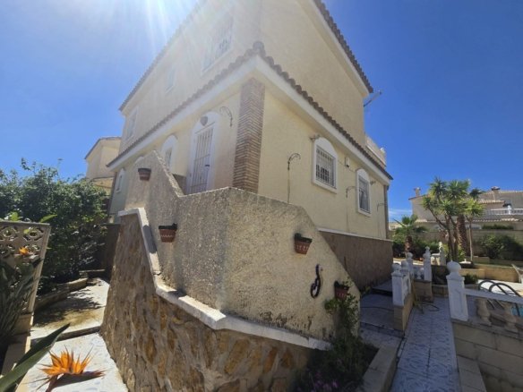 5 Bedroom 4 Bathroom Detached Villa in Monforte Del Cid - Caza De Casa