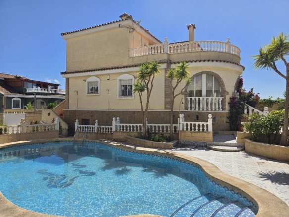 5 Bedroom 4 Bathroom Detached Villa in Monforte Del Cid - Caza De Casa