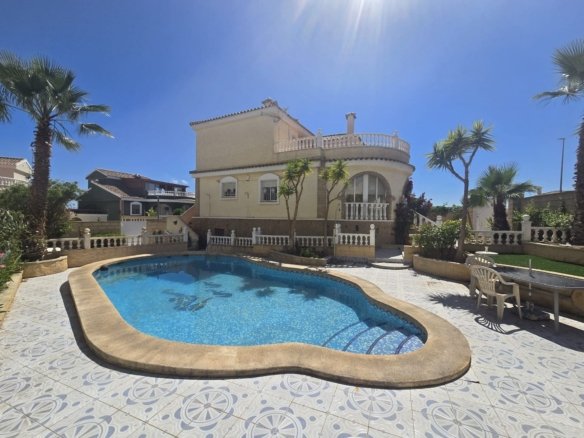 5 Bedroom 4 Bathroom Detached Villa in Monforte Del Cid - Caza De Casa