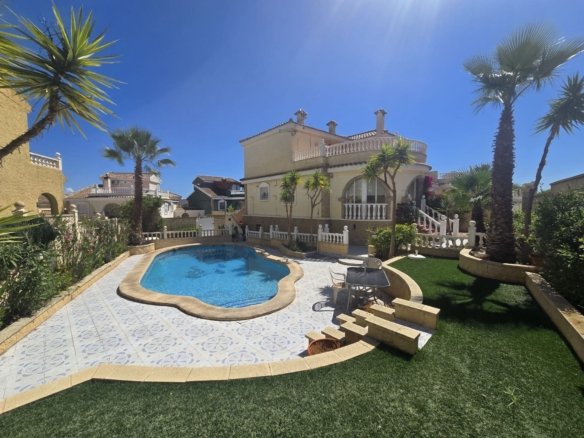 5 Bedroom 4 Bathroom Detached Villa in Monforte Del Cid - Caza De Casa