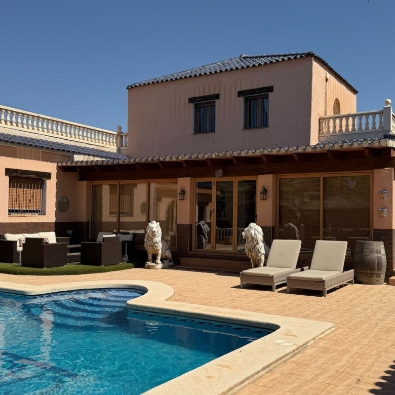 6 Bedroom 5 Bathroom Detached Villa in Salinas - Caza De Casa