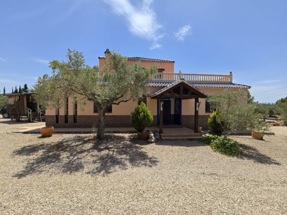 6 Bedroom 5 Bathroom Detached Villa in Salinas - Caza De Casa