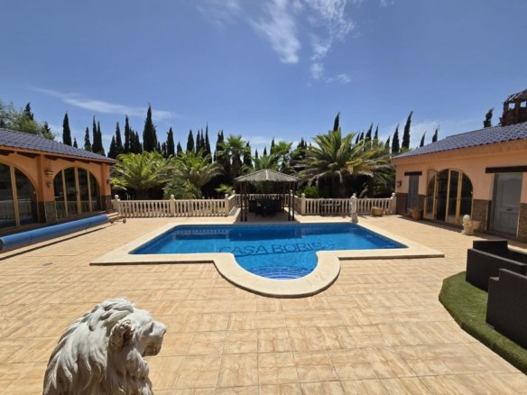 6 Bedroom 5 Bathroom Detached Villa in Salinas - Caza De Casa
