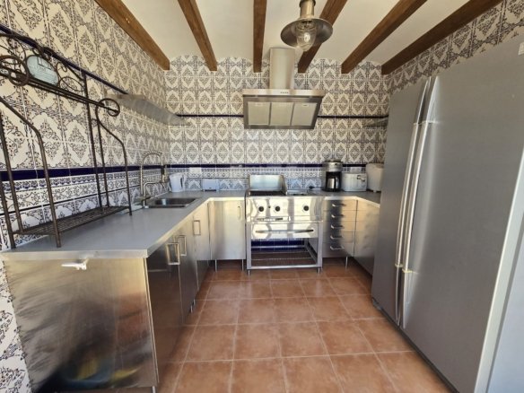6 Bedroom 5 Bathroom Detached Villa in Salinas - Caza De Casa