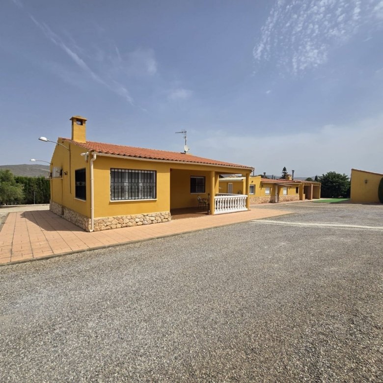 4 Bedroom 3 Bathroom Detached Villa in Villena - Caza De Casa