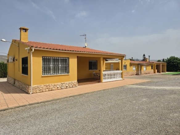 4 Bedroom 3 Bathroom Detached Villa in Villena - Caza De Casa