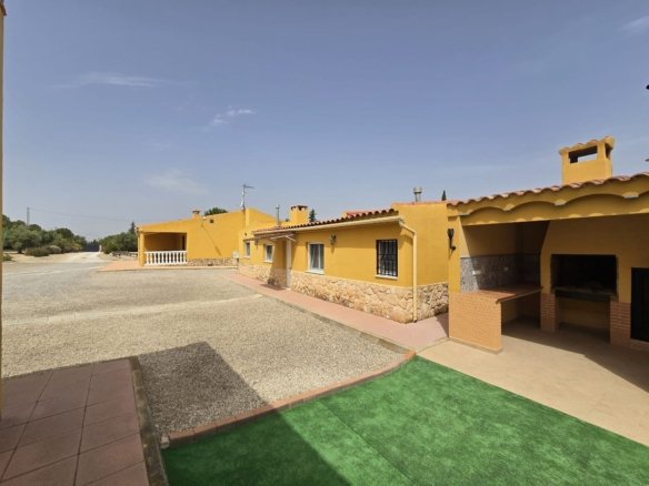 4 Bedroom 3 Bathroom Detached Villa in Villena - Caza De Casa
