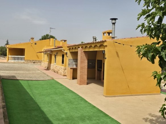 4 Bedroom 3 Bathroom Detached Villa in Villena - Caza De Casa
