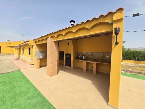 4 Bedroom 3 Bathroom Detached Villa in Villena - Caza De Casa