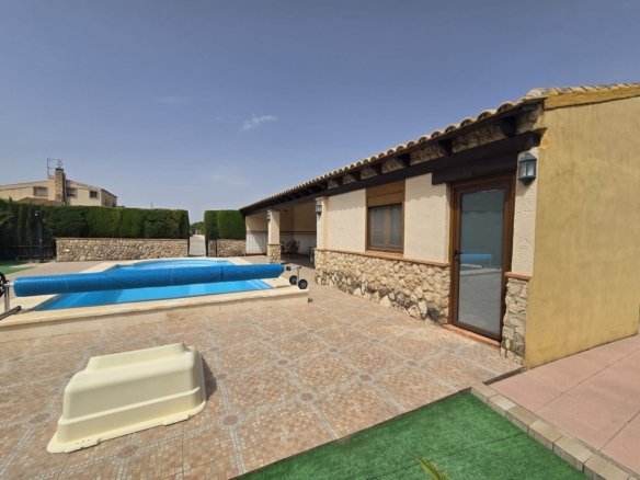 4 Bedroom 3 Bathroom Detached Villa in Villena - Caza De Casa