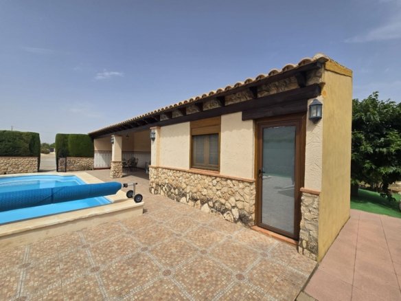 4 Bedroom 3 Bathroom Detached Villa in Villena - Caza De Casa