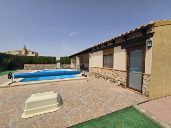 4 Bedroom 3 Bathroom Detached Villa in Villena - Caza De Casa