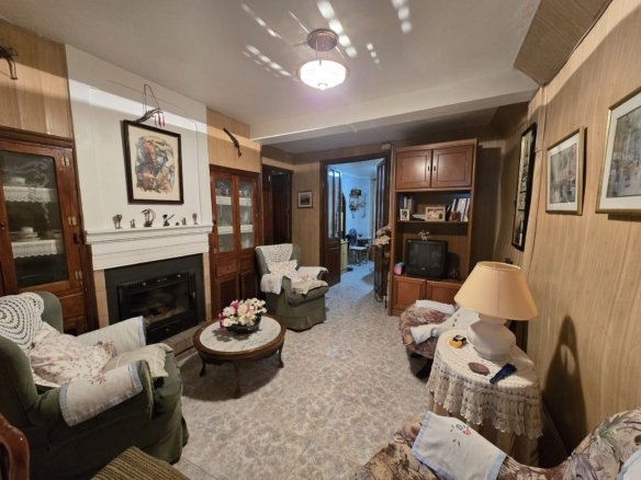 11 Bedroom 2 Bathroom Townhouse in Sax - Caza De Casa
