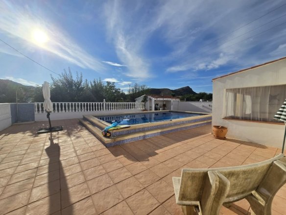 5 Bedroom 3 Bathroom Detached Villa in Villena - Caza De Casa