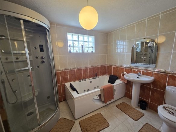5 Bedroom 3 Bathroom Detached Villa in Villena - Caza De Casa