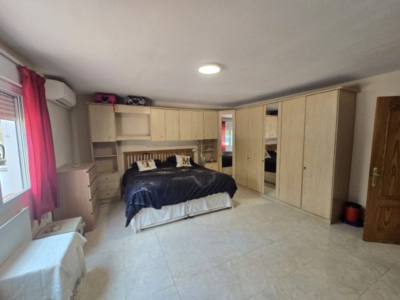 5 Bedroom 3 Bathroom Detached Villa in Villena - Caza De Casa