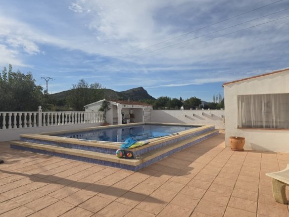 5 Bedroom 3 Bathroom Detached Villa in Villena - Caza De Casa