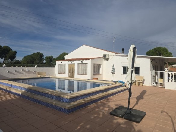 5 Bedroom 3 Bathroom Detached Villa in Villena - Caza De Casa